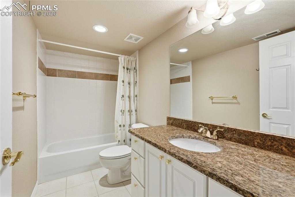 Image 41 of 50: Bathroom