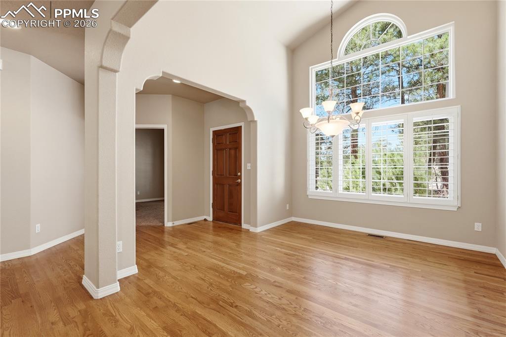 Image 7 of 50: Dining Room