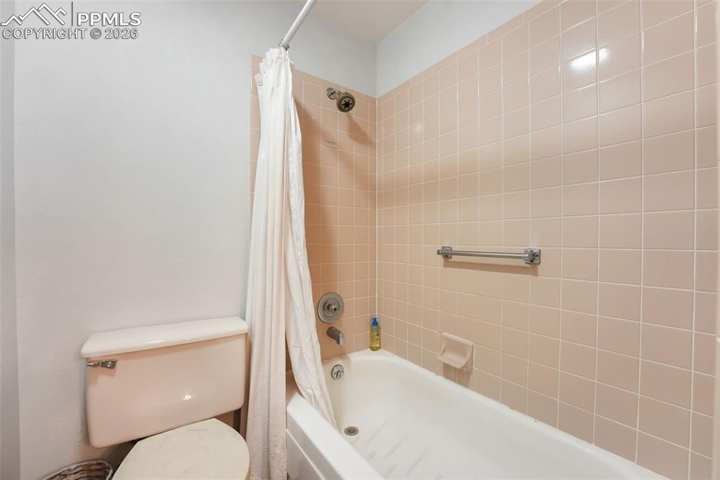 Image 30 of 46: Bathroom