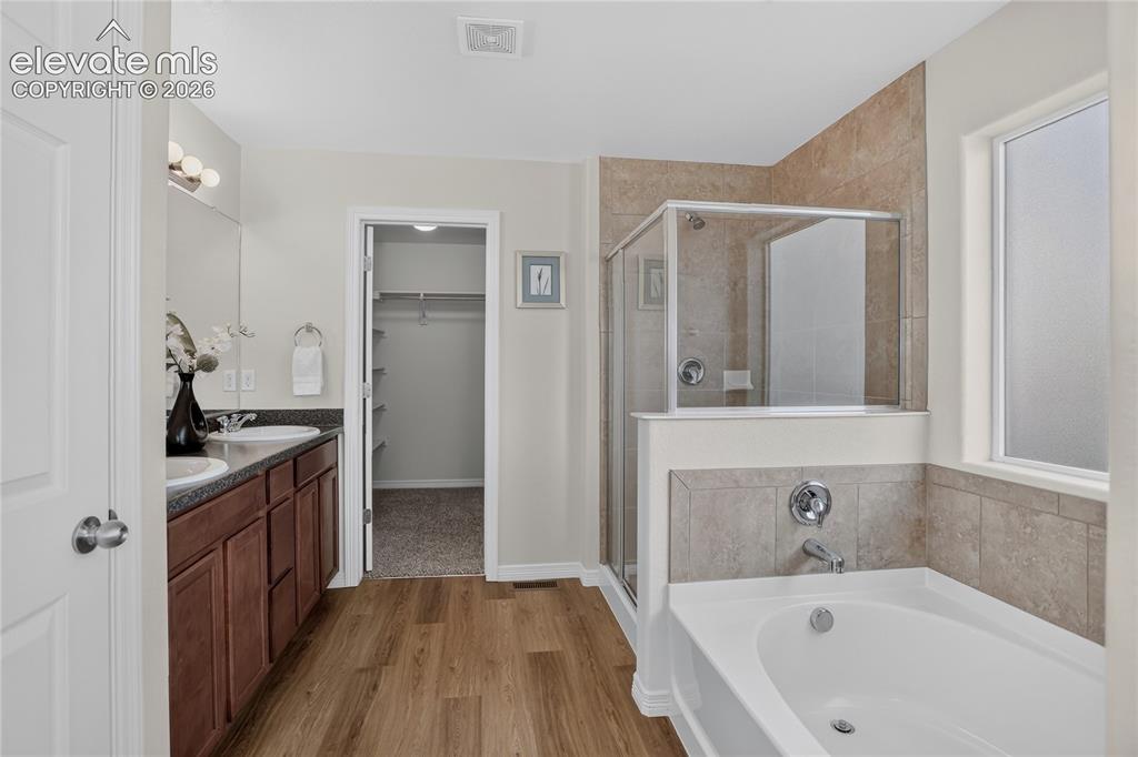 Image 15 of 23: 5-piece primary bath