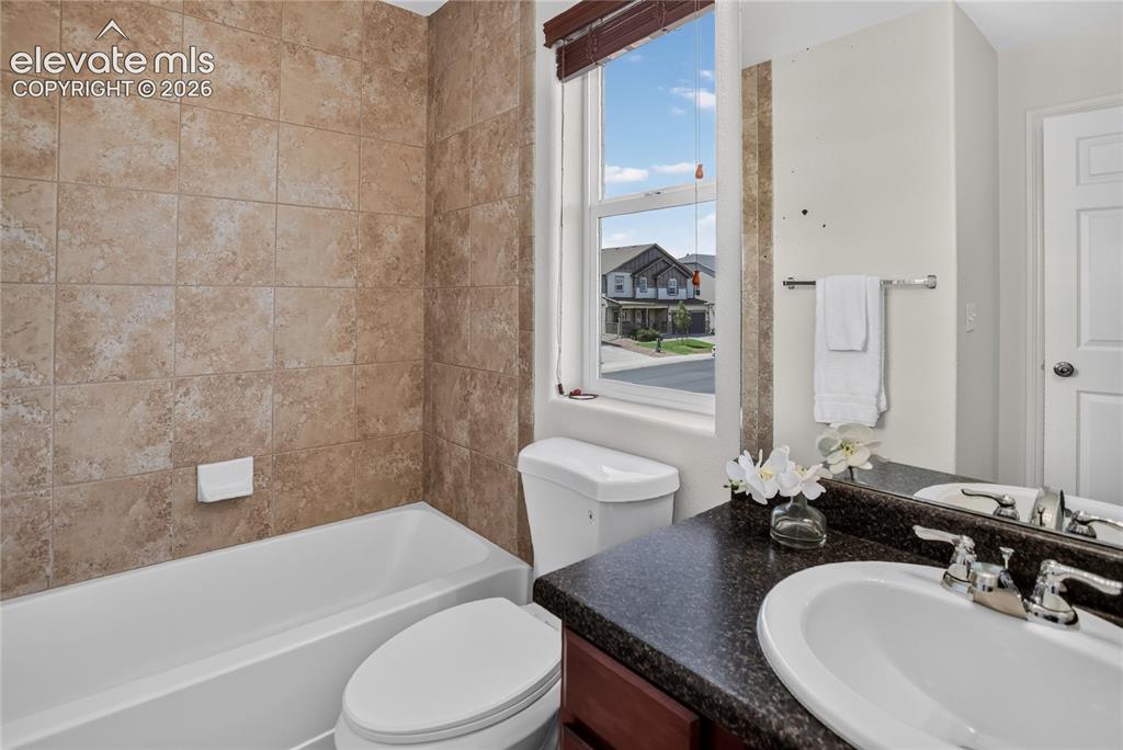 Image 19 of 23: Full bath - upper level