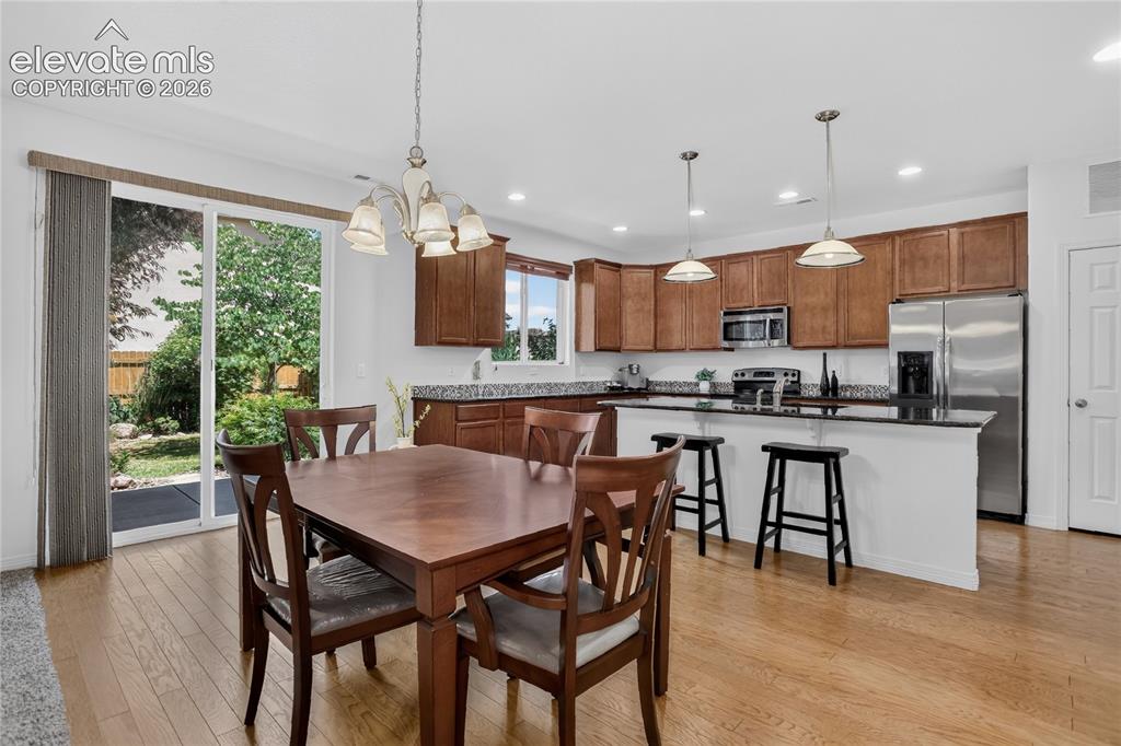 Image 7 of 23: Walk-out dining area