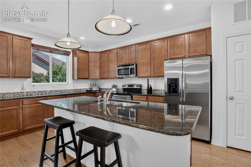 Image 8 of 23: Kitchen w/ granite coutners