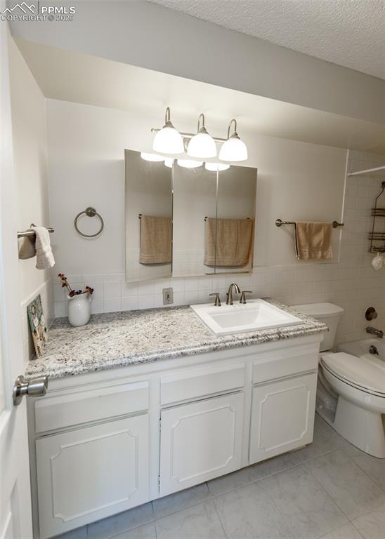 Image 20 of 33: Bathroom