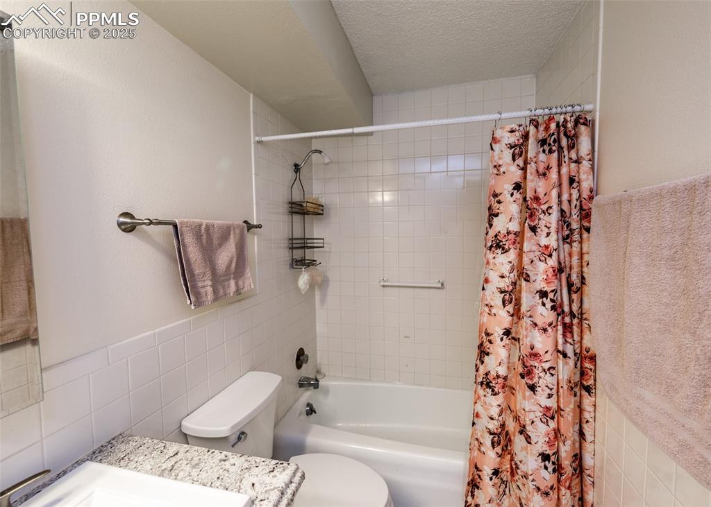 Image 22 of 33: Bathroom