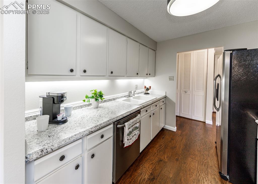 Image 4 of 33: Kitchen