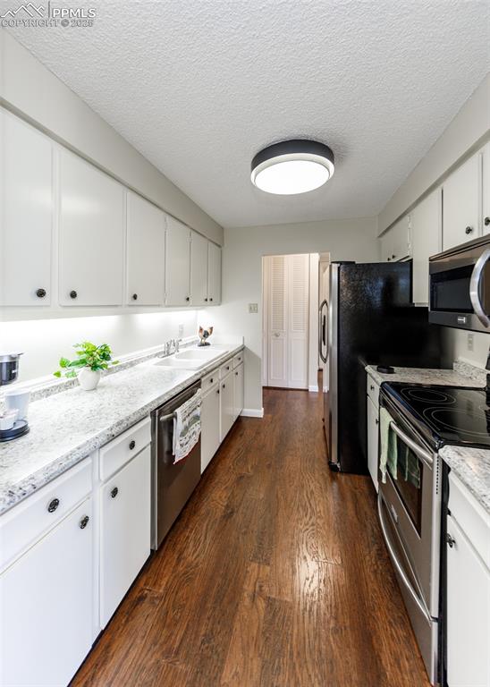 Image 5 of 33: Kitchen