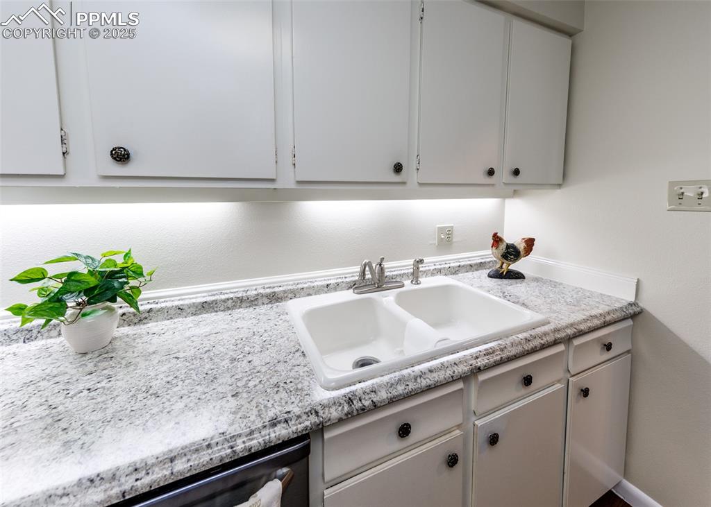 Image 6 of 33: Kitchen