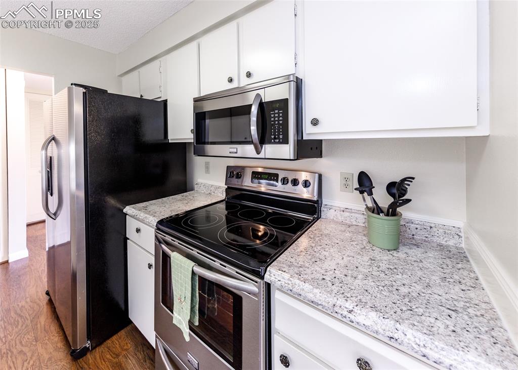 Image 7 of 33: Kitchen