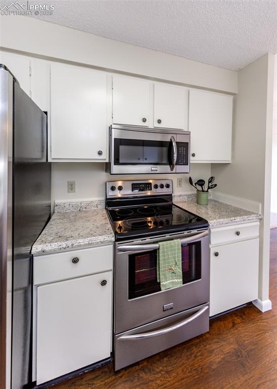 Image 8 of 33: Kitchen