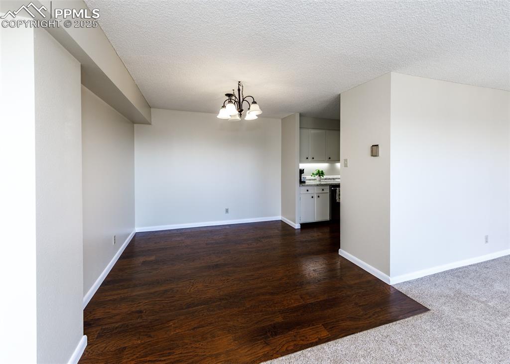 Image 9 of 33: Dining Area