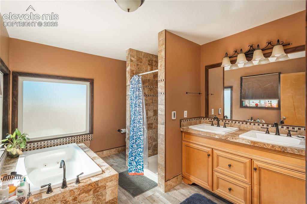 Image 14 of 37: Bathroom