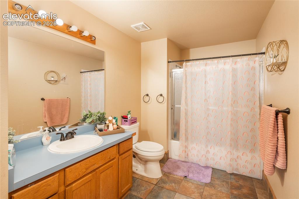 Image 15 of 37: Bathroom