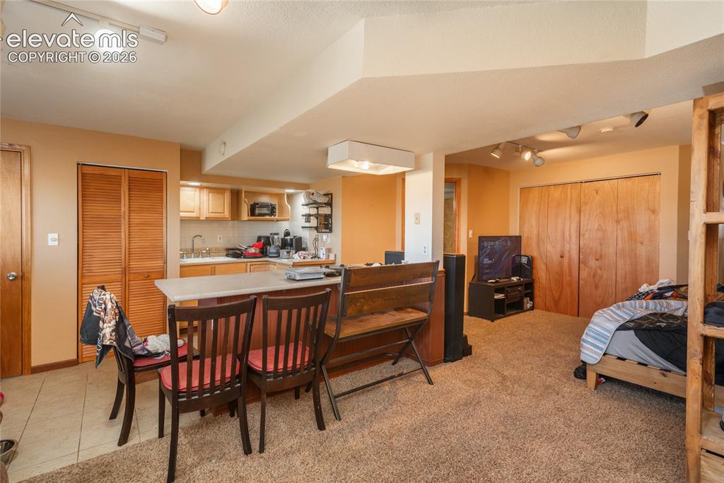 Image 18 of 37: Dining Area