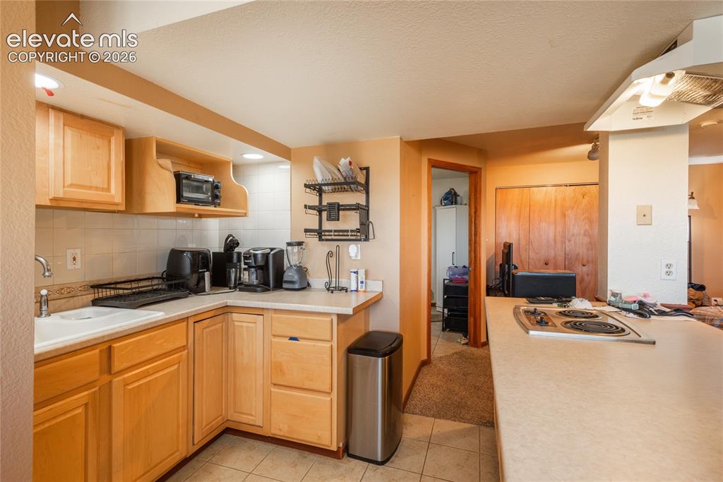 Image 19 of 37: Kitchen