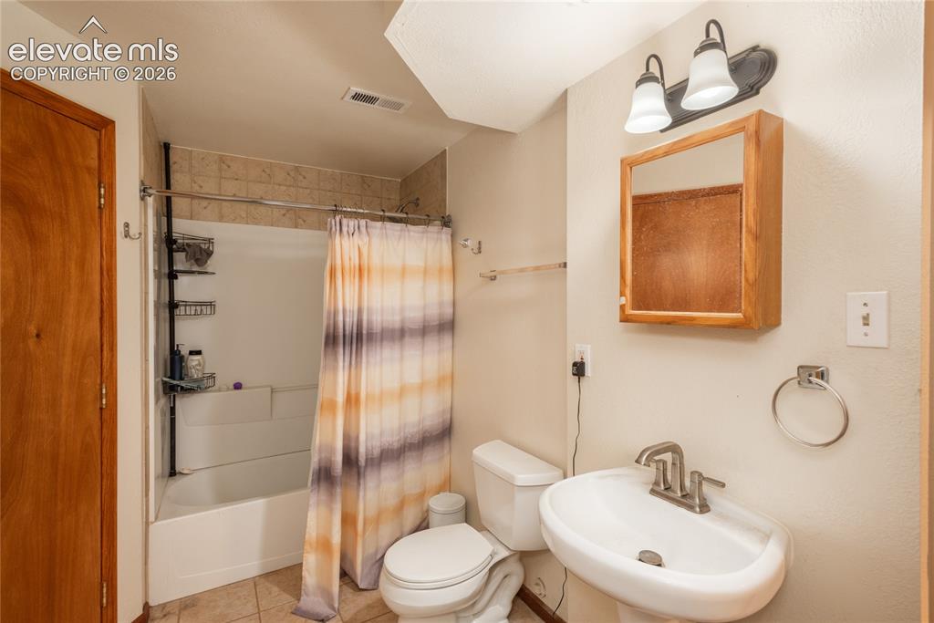 Image 20 of 37: Bathroom