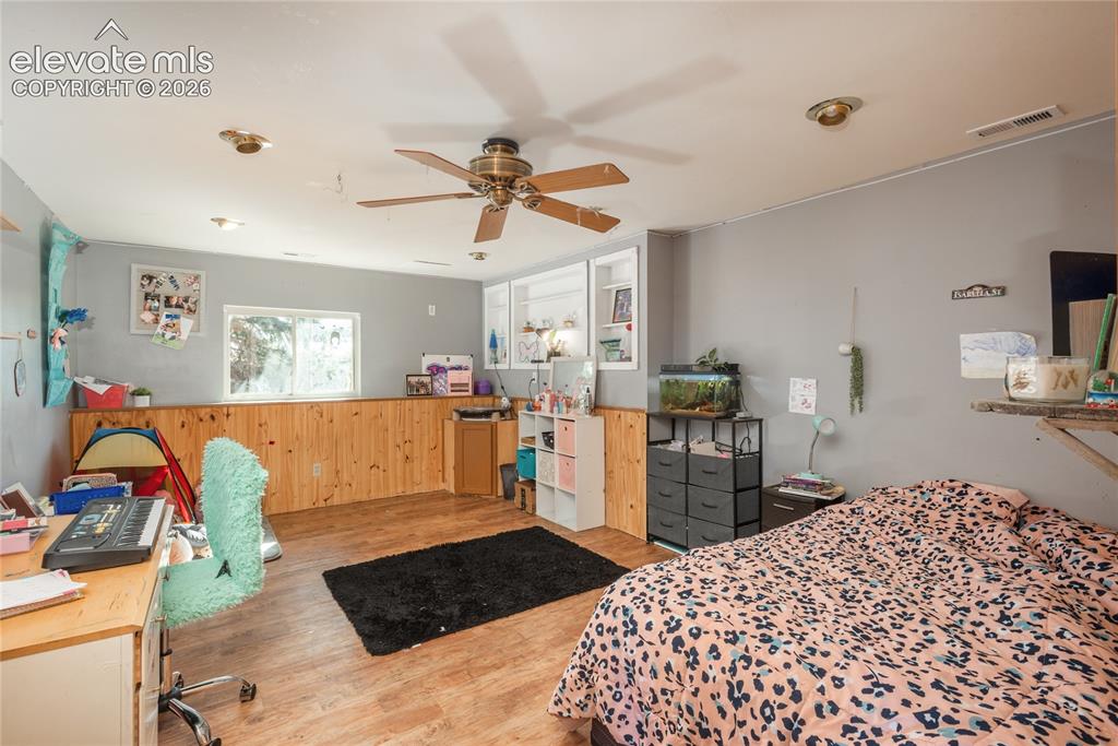 Image 25 of 37: Bedroom