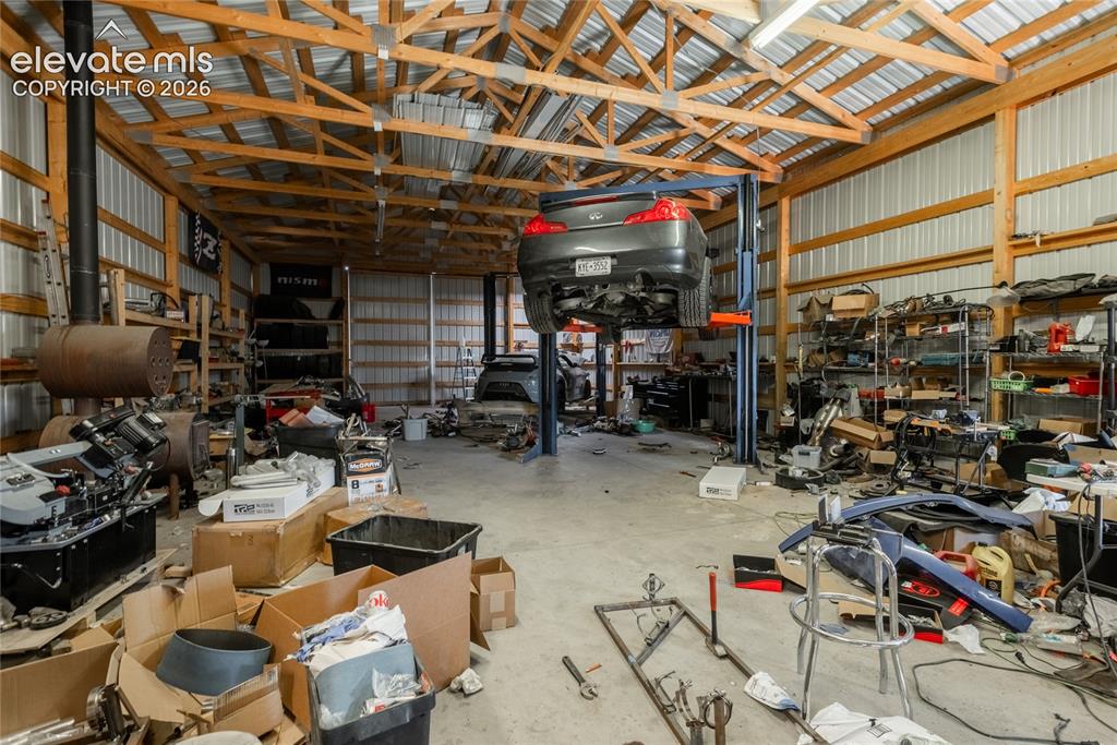 Image 33 of 37: Garage