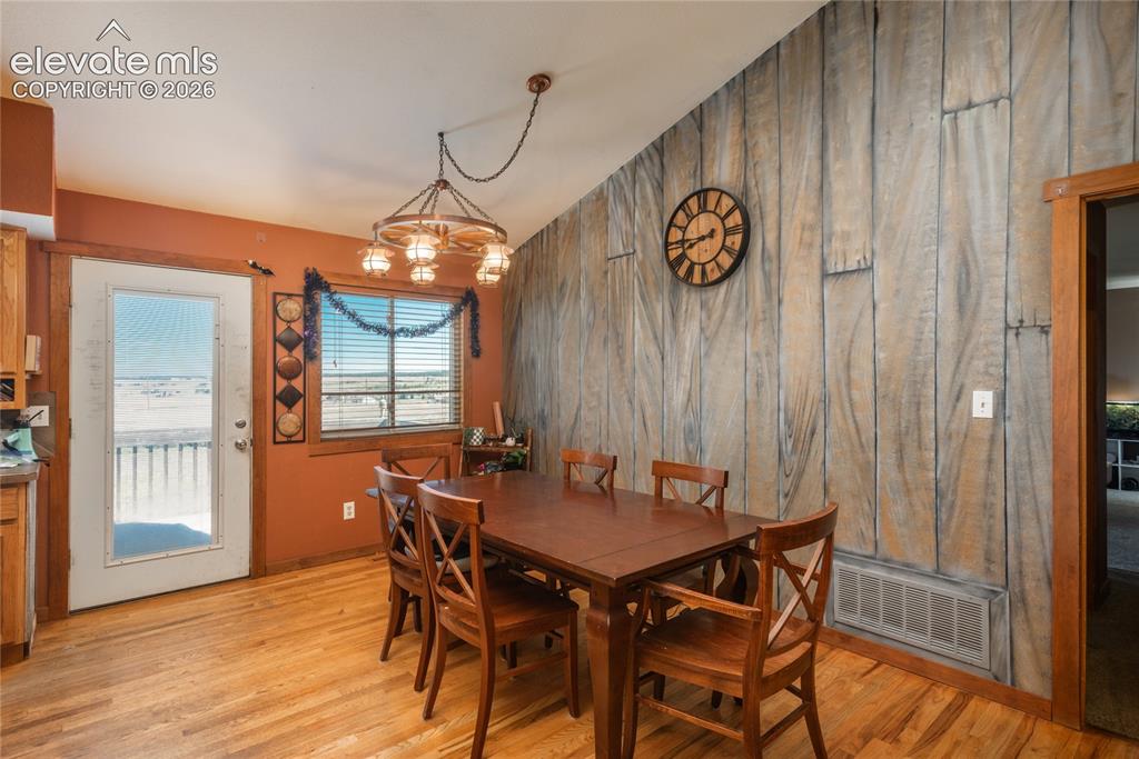Image 7 of 37: Dining Area