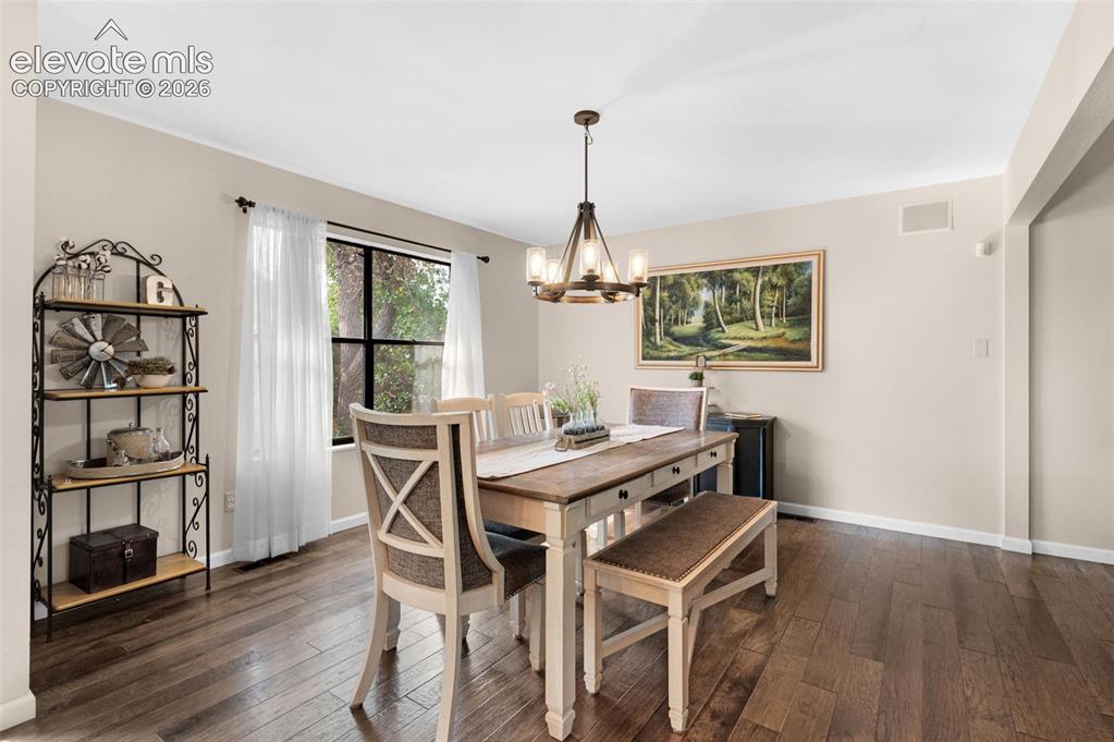 Image 10 of 39: Dining Area