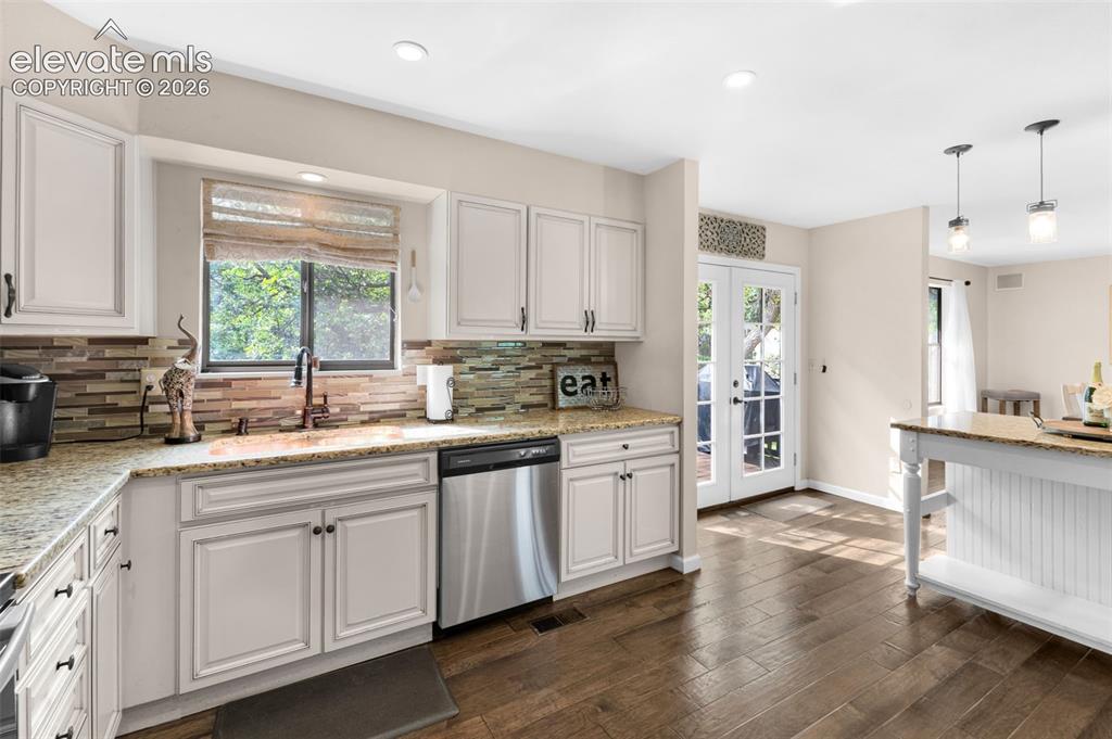 Image 7 of 39: Kitchen