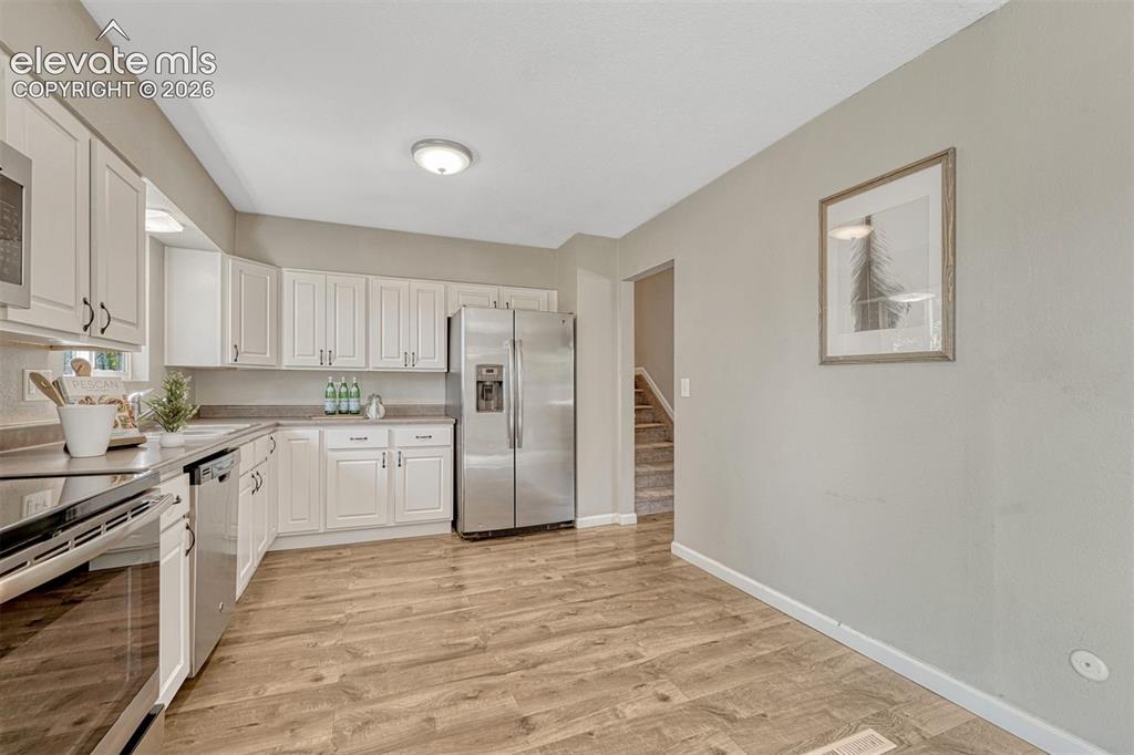 Image 14 of 49: Kitchen