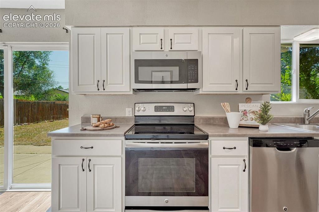 Image 15 of 49: Kitchen