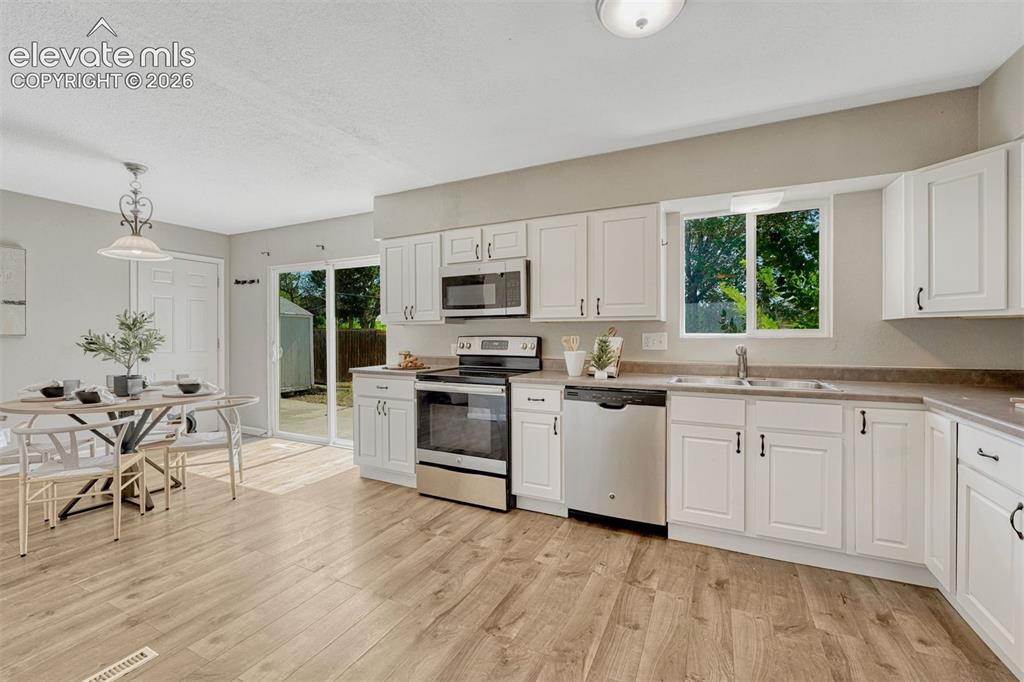 Image 16 of 49: Kitchen