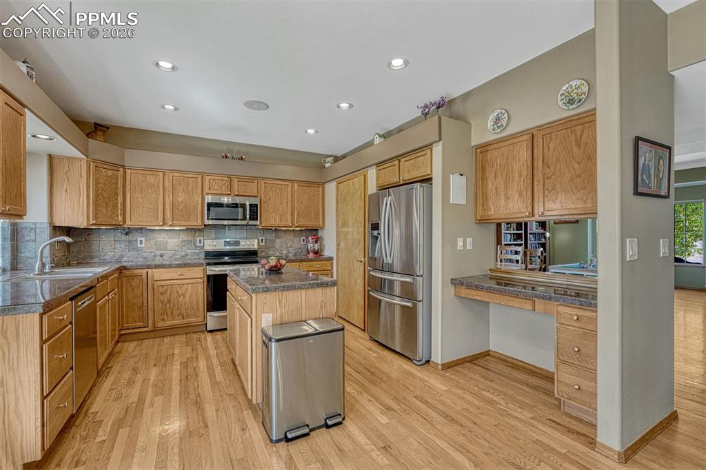 Image 10 of 40: Kitchen