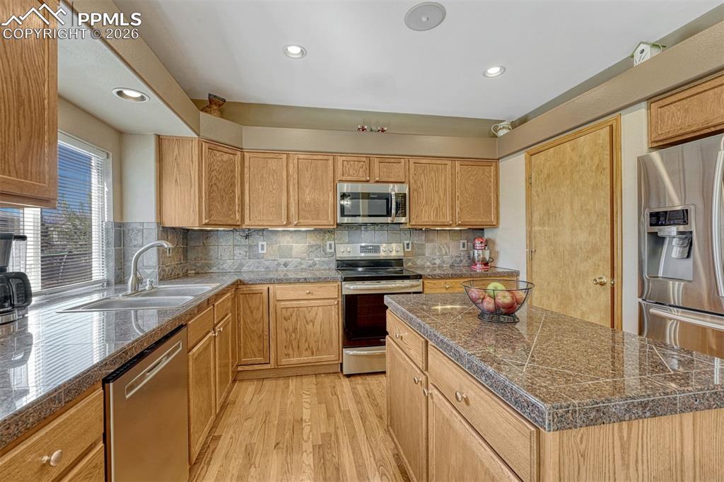 Image 11 of 40: Kitchen