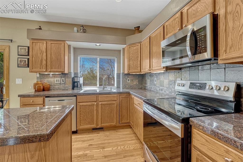 Image 13 of 40: Kitchen