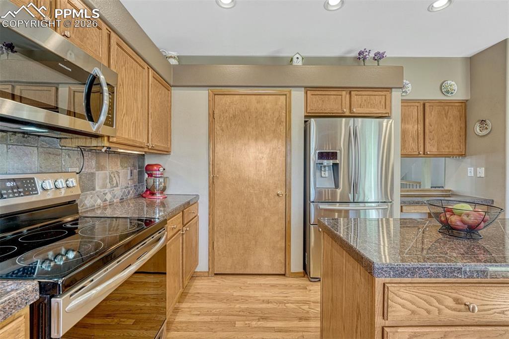 Image 14 of 40: Kitchen