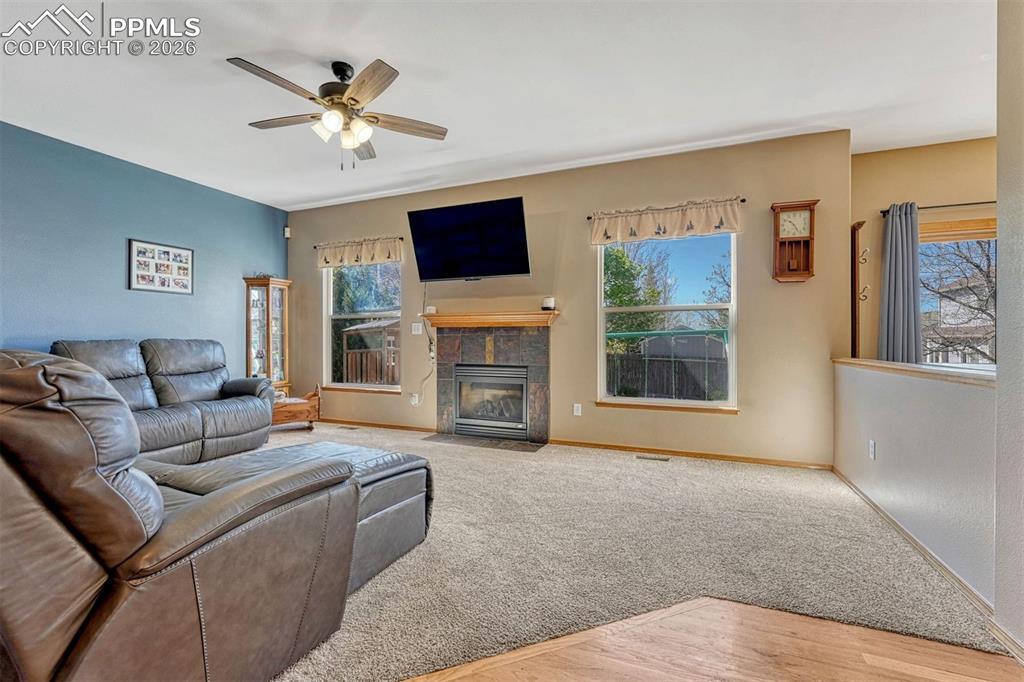 Image 17 of 40: Spacious, well lit family room 