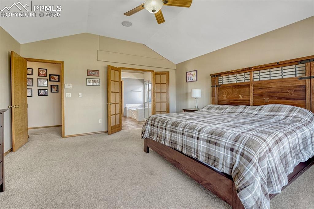 Image 20 of 40: High ceilings with fan