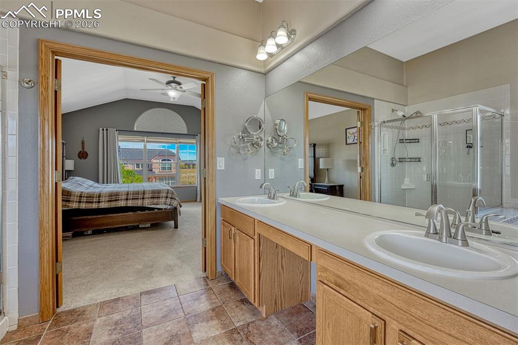 Image 22 of 40: Large 5 piece primary bath