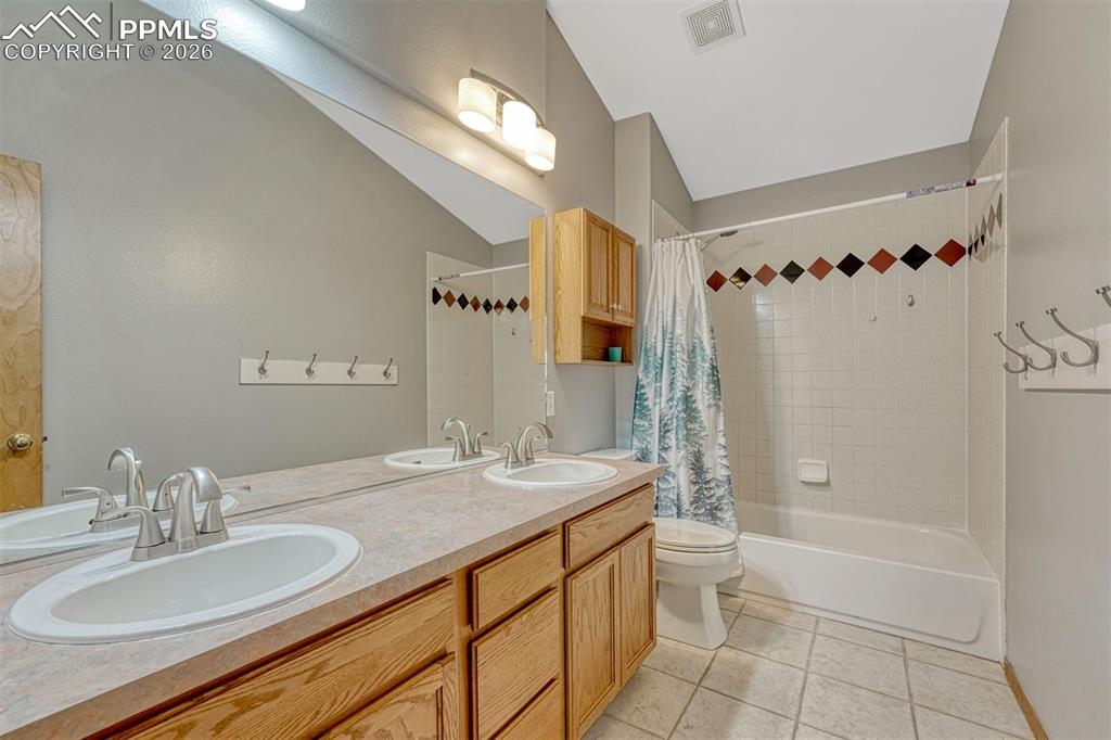 Image 28 of 40: Upper level full bathroom