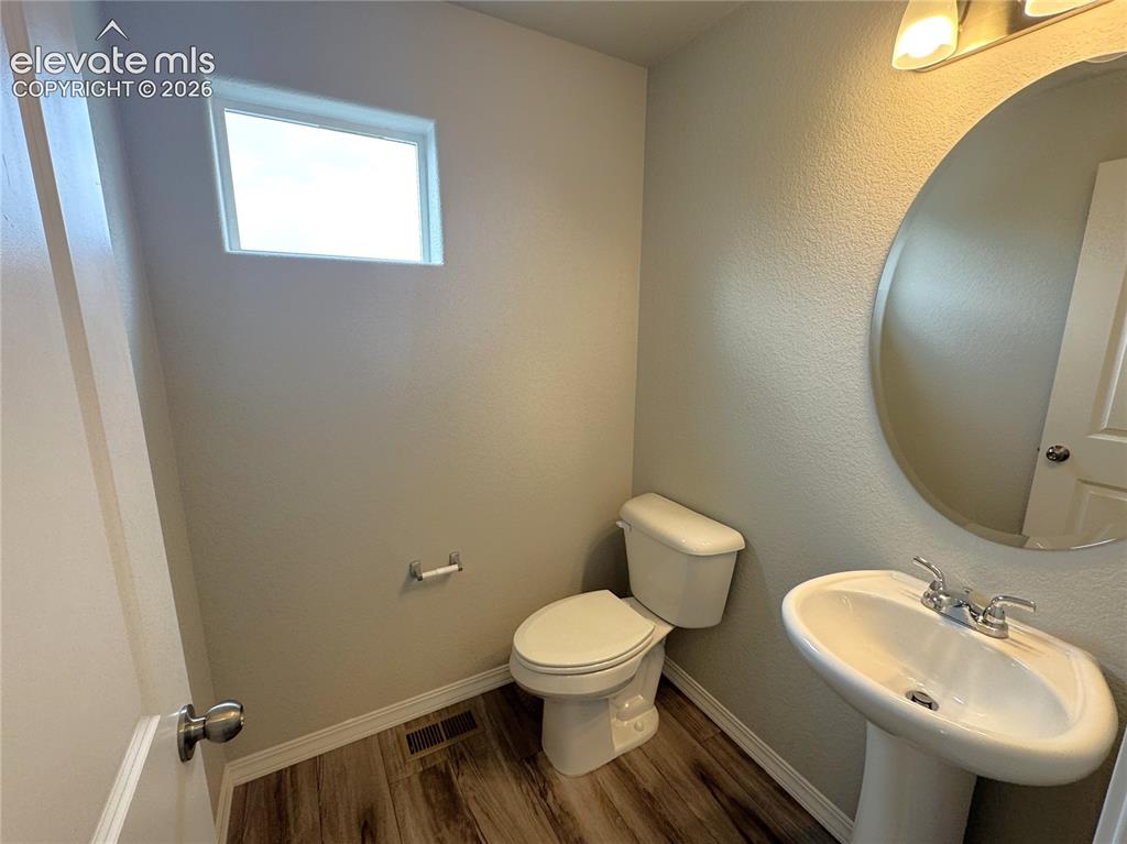 Image 16 of 31: Bathroom