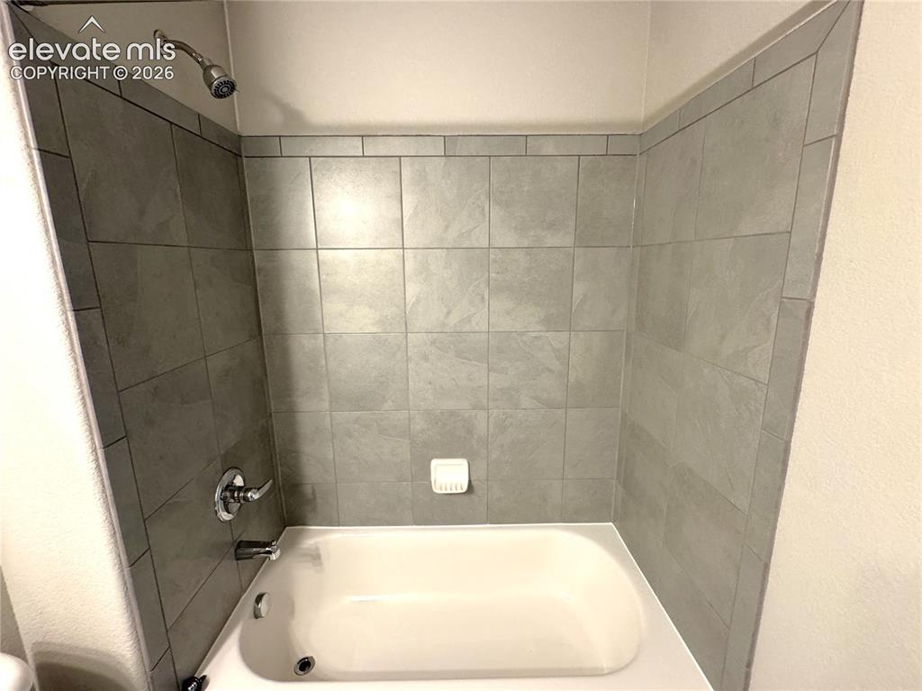 Image 23 of 31: Bathroom