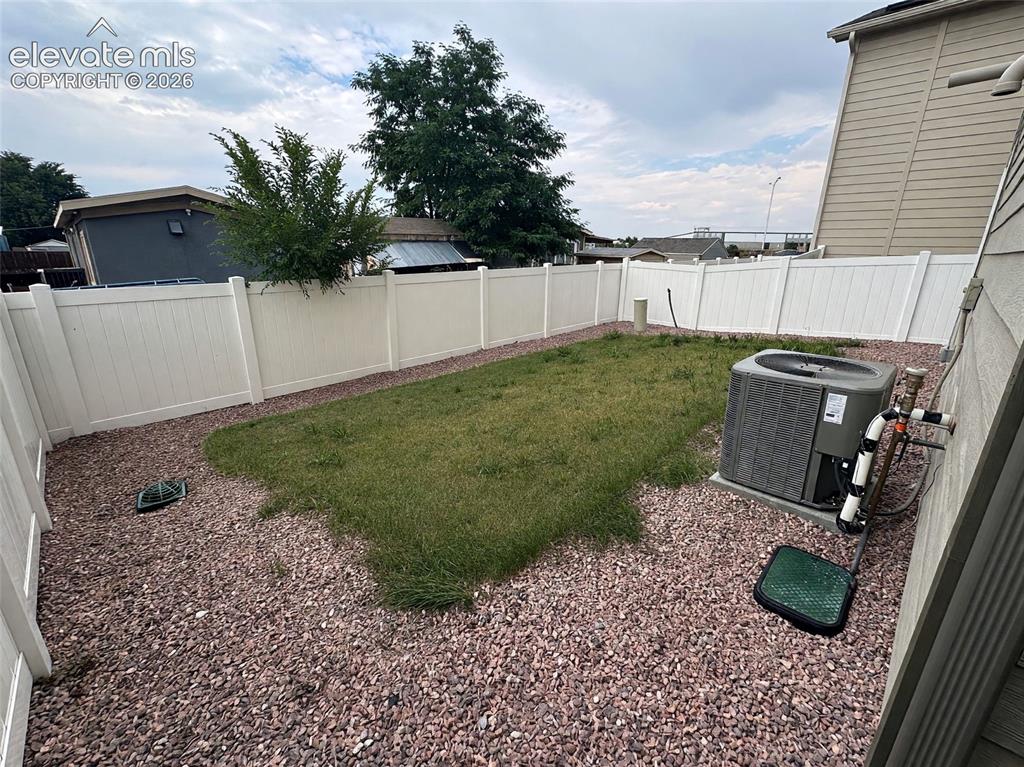 Image 7 of 31: Yard