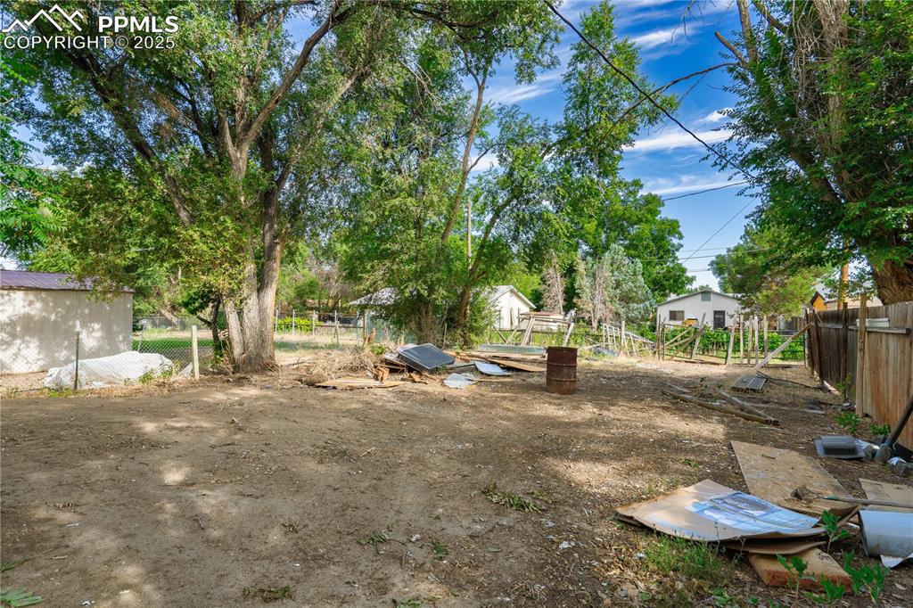 Image 24 of 25: View of yard