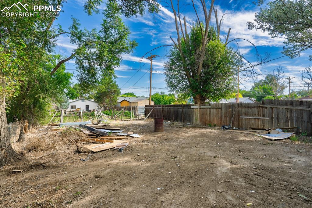 Image 25 of 25: View of yard