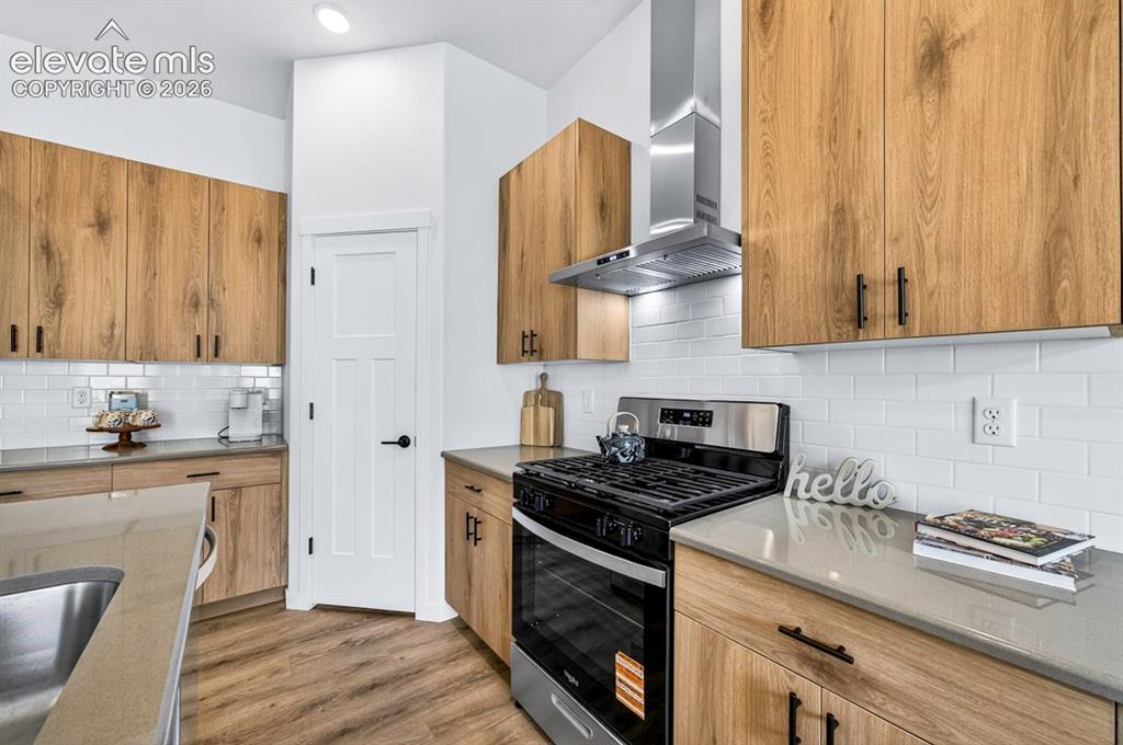 Image 10 of 48: Kitchen