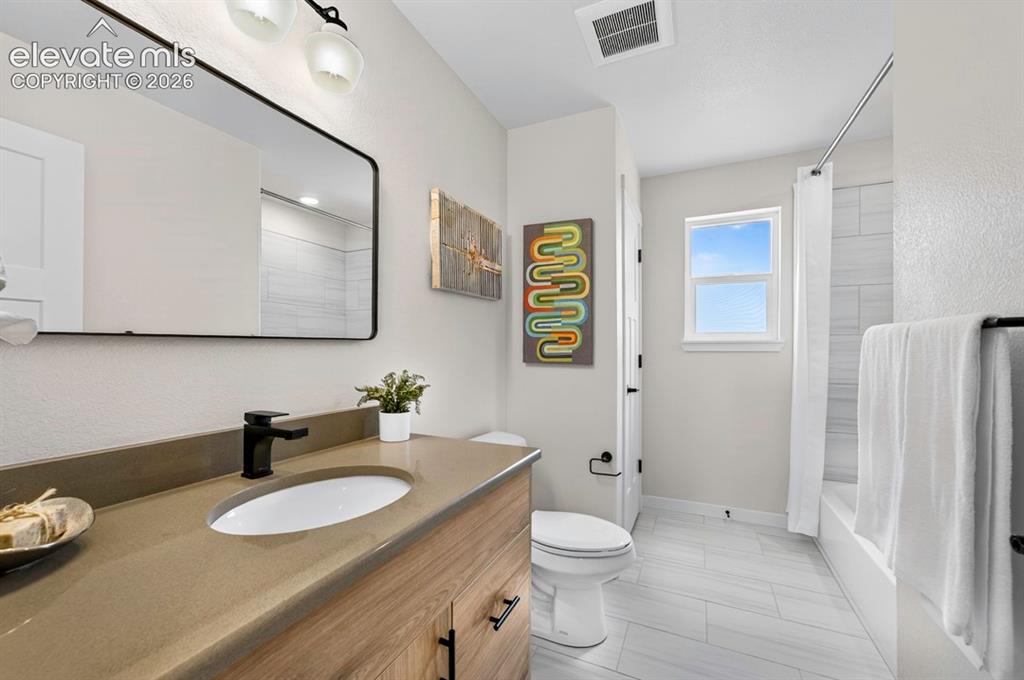Image 38 of 48: Bathroom