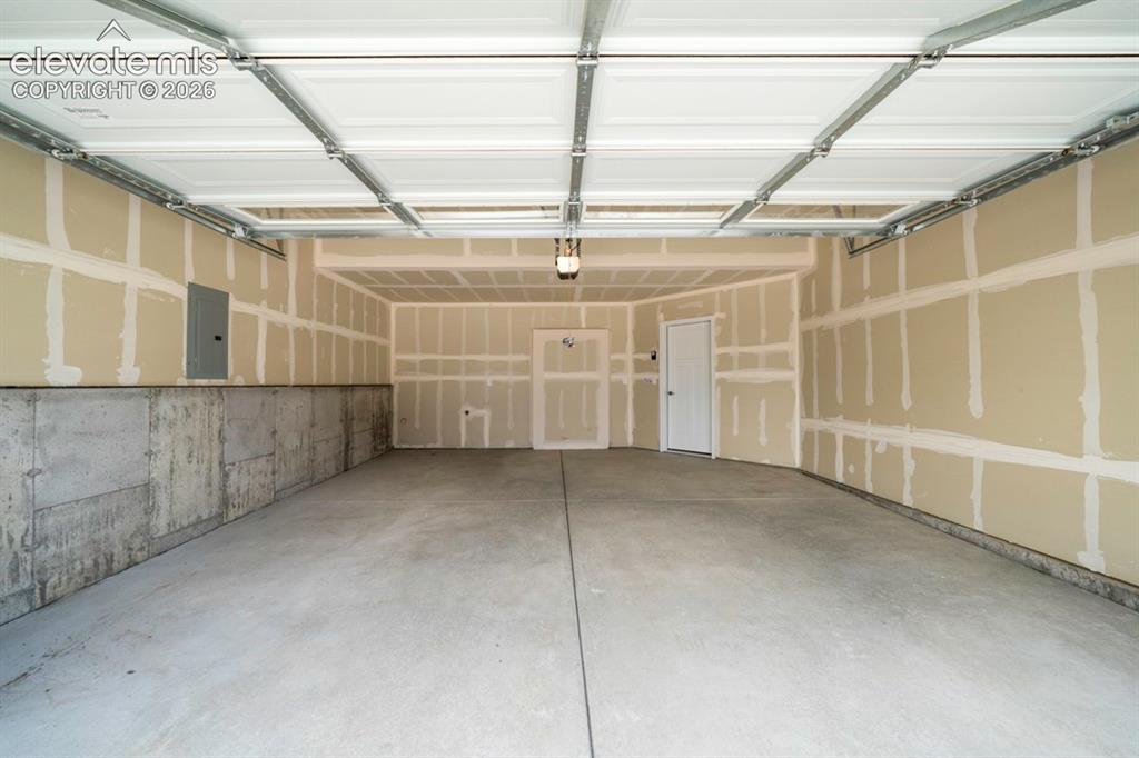 Image 45 of 48: Garage