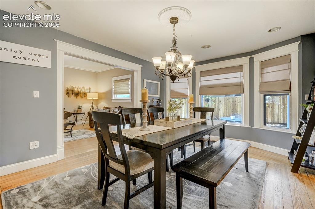 Image 8 of 50: Dining Area