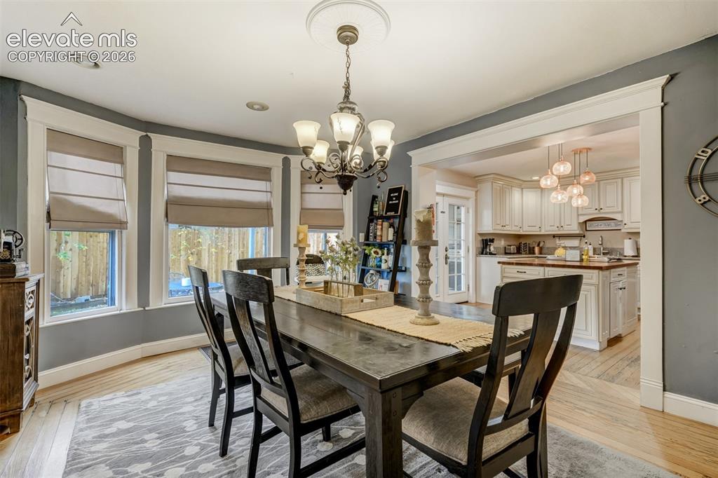 Image 9 of 50: Dining Area