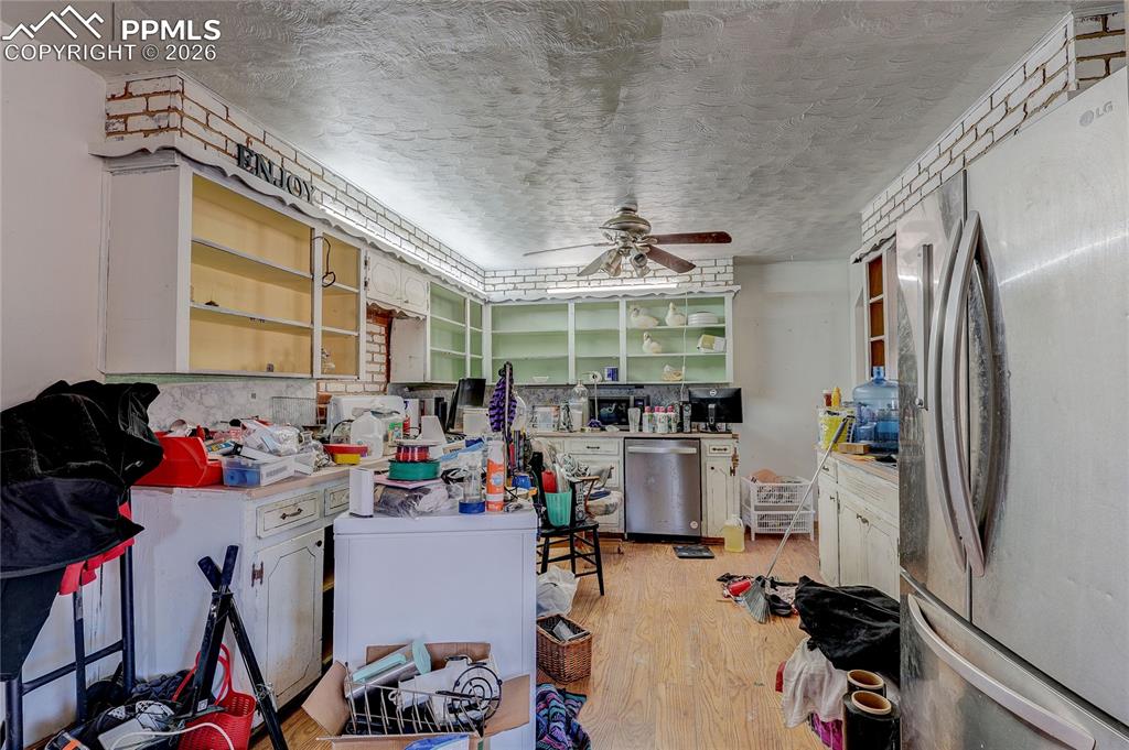 Image 10 of 36: Kitchen