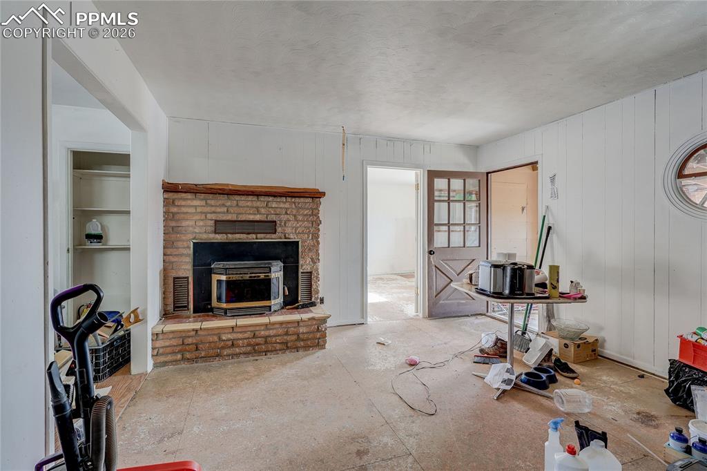 Image 16 of 36: Living Room