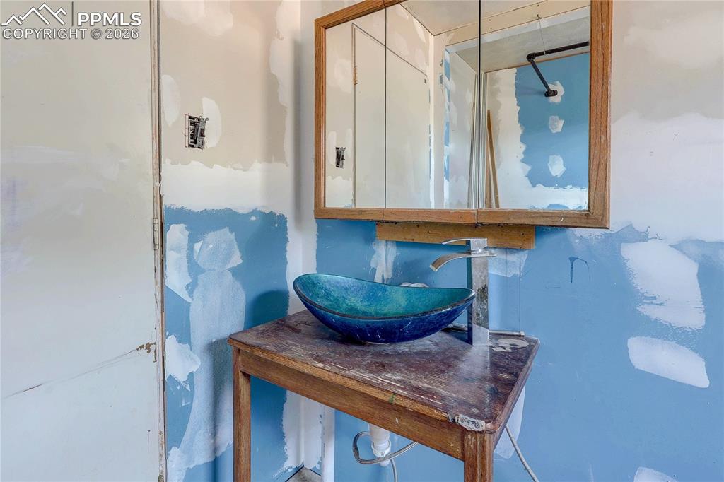 Image 19 of 36: Bathroom