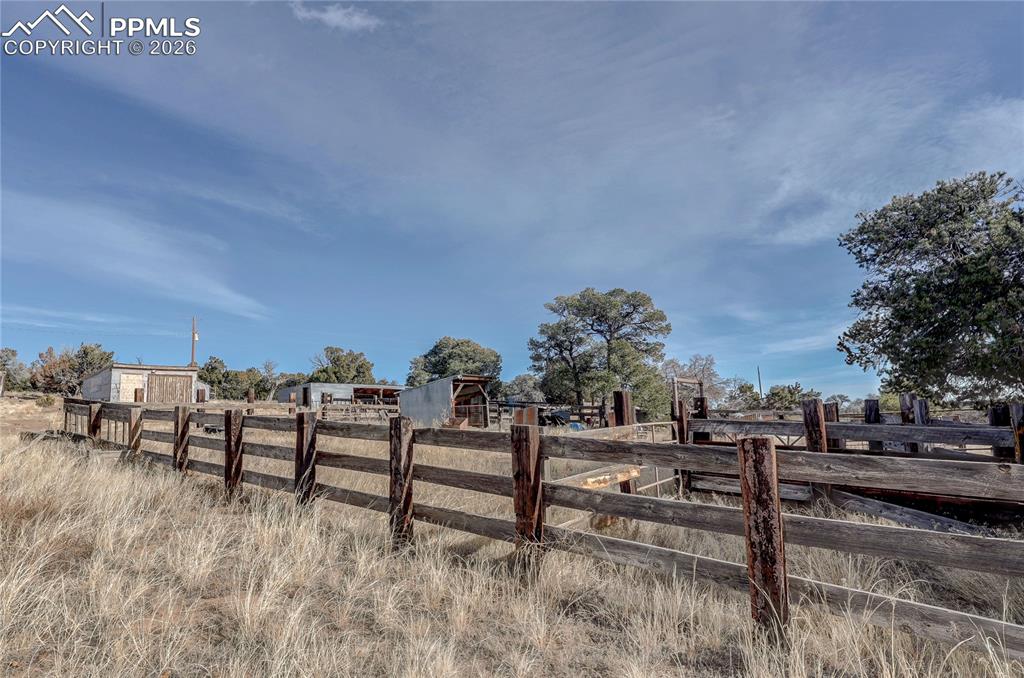 Image 33 of 36: Yard